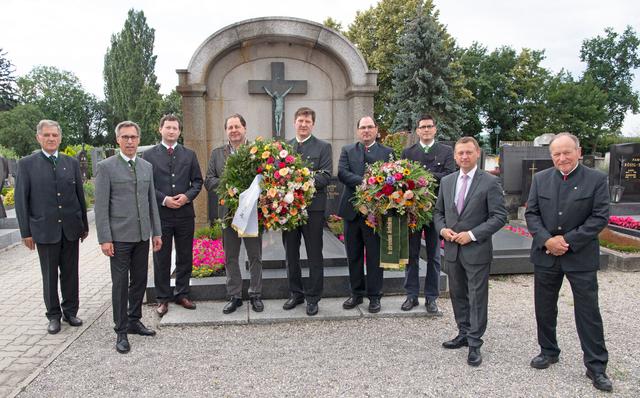 Der NÖ Bauernbund gedachte Josef Reither mit einer Kranzniederlegung in seiner Heimat Langenrohr.
Personen am Foto NÖBB1 von links:
NÖ Bauernbundehrenobmann Rudolf Schwarzböck, Bauernbundpräsident NR Georg Strasser, NÖ Bauernbunddirektor Paul Nemecek, Ferdinand Kainzbauer, Wilhelm Hauser, Bezirksbauernkammerobmann Mathias Holzer, LK-NÖ Vizepräsident Lorenz Mayr, NR Johann Höfinger, NÖ Bauernbundehrenobmann Hermann Schultes.
  | Foto: NÖ Bauernbund/Erich Marschik