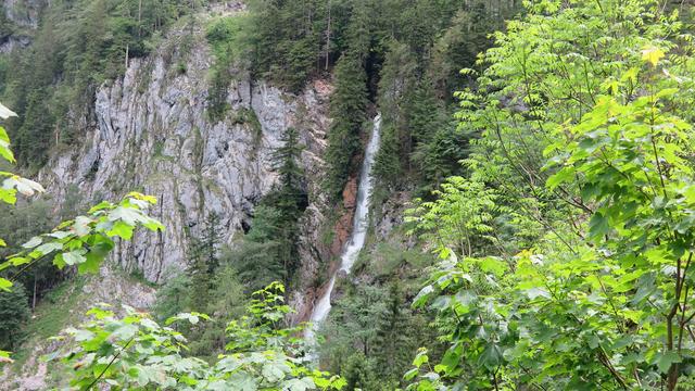 Einer der Wasserfälle am Weg