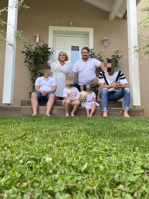 Sie sind Familie: Nicole und Christian Kickenweitz mit Paul, Leopold, Henry und Luisa*, die aus Schutzgründen unkenntlich gemacht wurden. | Foto: KK