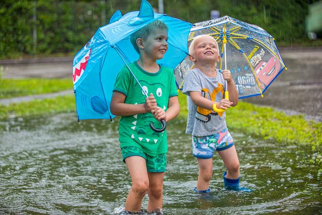 Ben und Tim aus Alkoven macht das Regenwetter gar nichts aus.
