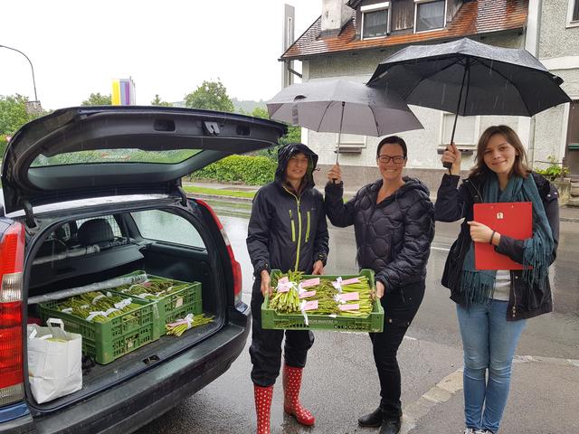 Die Vorstandsmitglieder Karin Tschare-Fehr, Astrid Wessely und Miriam Üblacker bei der Spargelernte.