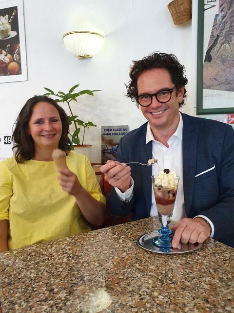 Eis schlemmen mit der Bezirksvorstehung.