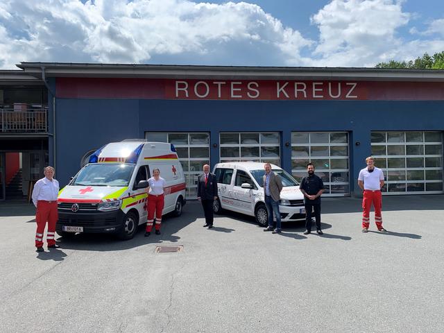 Ein- bis zweimal pro Woche wurden die Sanitäter des Roten Kreuzes Mattighofen von der Promolounge bekocht. 
v.l.n.r.: Gustav Moser, Sylvia Dallinger, Ortsstellenleiter Hans Luttinger, Michael Benninger, Sascha Djuric Promolounge, Michael Schickbauer | Foto: Promotech