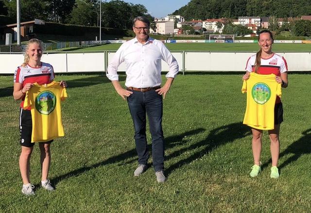 ASKÖ Präsident Alfred Kollar und die Trainerinnen Bianca Gröller und Tanja Schneider
