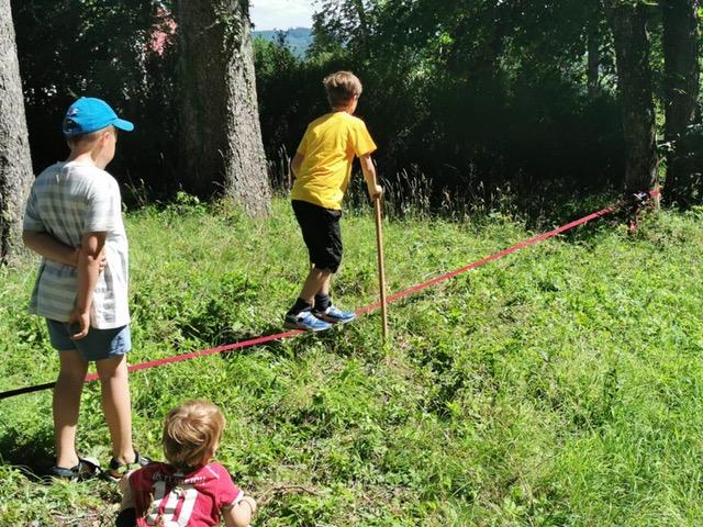 Viele Stationen konnten die Kinder ausprobieren. Hier, das Gehen auf einer Slackline.  | Foto: Pinnow