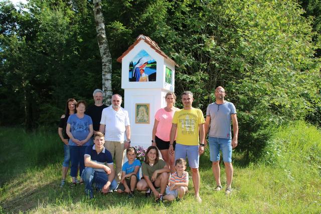 Gruppenfoto mit: Renate Kerschbaum, Paula und Johann Koppensteiner, Dominik Knödlstorfer (vo.), Pater Daniel Gärtner, Andreas Ertl, Birgit und Sahin Türker mit ihren Kindern, Mina, Noah und Elias (vorne)