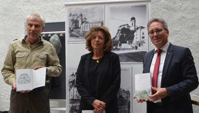 Andreas Falschlunger, Gisela Hormayr und Martin Kurmschnabel (v.l.) präsentieren stolz den zweiten Band der Kufstein Edition mit dem Titel "Zwischen Diktatur und Freiheit".  | Foto: Gredler