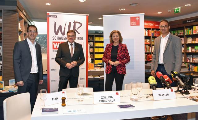 Geschäftsführer der Wagner`schen Buchhandlung Markus Renk, LH Günther Platter, LRin Patrizia Zoller-Frischauf sowie der Präsident der Tiroler Wirtschaftskammer Christoph Walser informieren über den Tiroler Unterstützungsfonds.