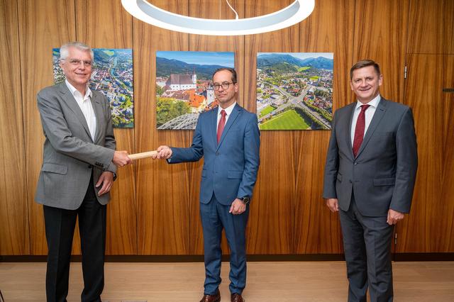 Der scheidende Stadtamtsdirektor Wolfgang Domian (l.) übergab im Beisein von Bürgermeister Kurt Wallner (r.) die Amtsgeschäfte an seinen Nachfolger Willibald Baumgartner.  | Foto: Foto Freisinger