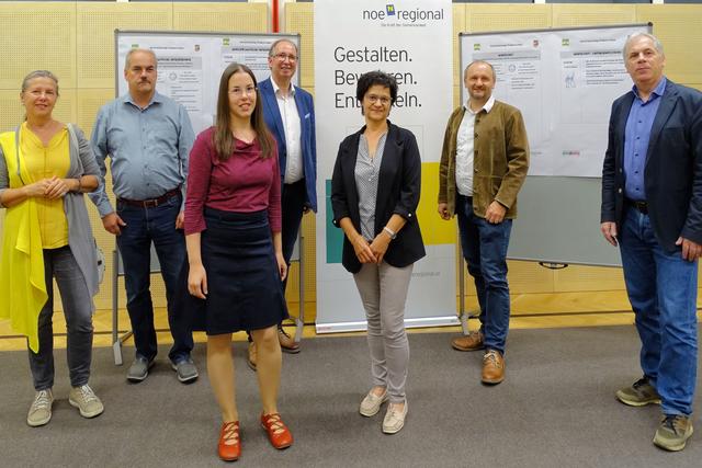 Zufrieden mit dem Sitzungsergebnis (v.l.): Iris Lindner, Ulrich Küntzel (Bürgerbeteiligung), Manuela Hirzberger (noe.regional), Bürgermeister Karl Elsigan, Helga Kargl (Dorferneuerungsverein Schwarzenau), Vizebürgermeister Reinhard Poppinger und Josef Strummer (Büroleiter noe.regional).