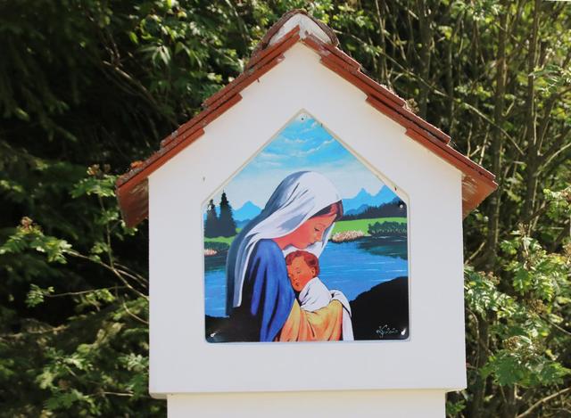 Von der Straße aus ist das Bild der Muttergottes mit Kind zu sehen