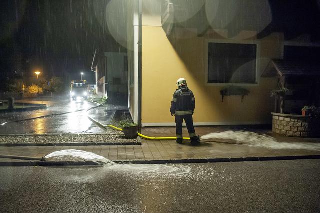Das heftige Unwetter forderte die Feuerwehrler im Bezirk Braunau.  | Foto: Manfred Fesl
