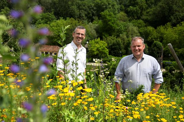 Vizebürgermeister Roland Honeder, und Umweltgemeinderat STR Leopold Spitzbart freuen sich über das erfolgreiche Projekt und einen blühenden Anton Schattner-Steig in Unterkritzendorf.  | Foto: Spitzbart