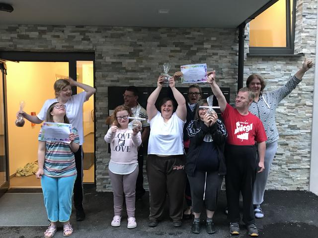 Strahlende Gesichter: Etwas verspätet durften Bewohnerinnen und Bewohner des Caritas Dorfs St. Anton das neue Josef Haus beziehen.