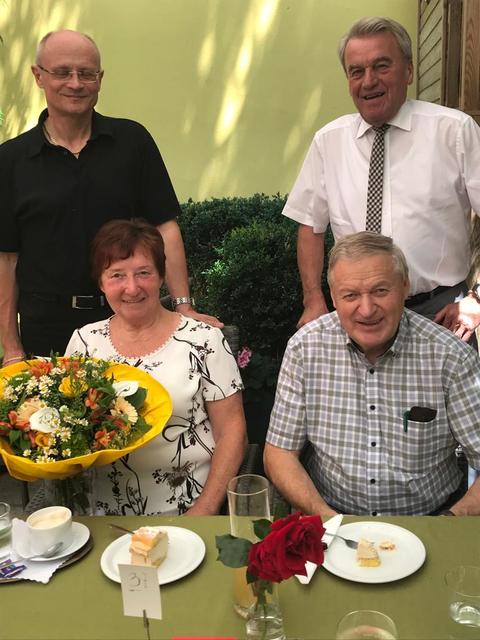 Ernst Schiermayr (vorne rechts) mit seiner Frau Elfriede und den Gratulanten Bürgermeister Karl Staudinger (hinten rechts) und Stadtamtsleiter Albert Berger.