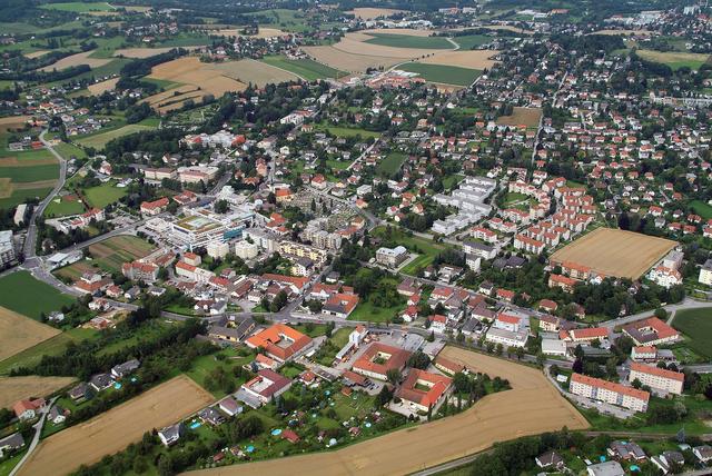 Blick auf die Stadt Leonding, die mit mehr fast 30.000 Einwohnern größte Stadt im Bezirk und viertgrößte in Oberösterreich ist.