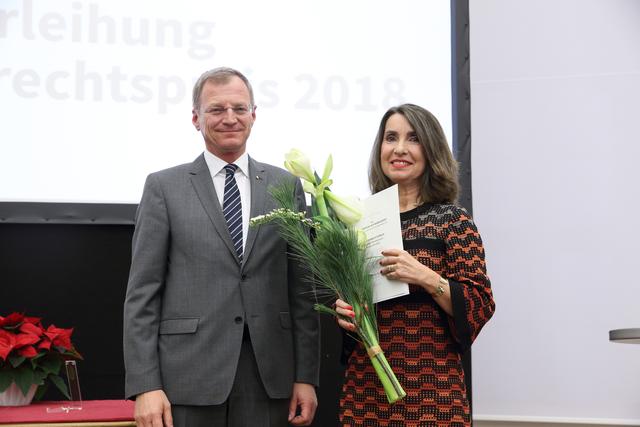 Landeshauptmann Thomas Stelzer verlieh den oberösterreichischen Menschenrechtspreis 2018 unter anderem an Mathilde Schwabeneder. Ab sofort sind Nominierungen für 2020 möglich. | Foto: Land Oberösterreich/Sabrina Liedl