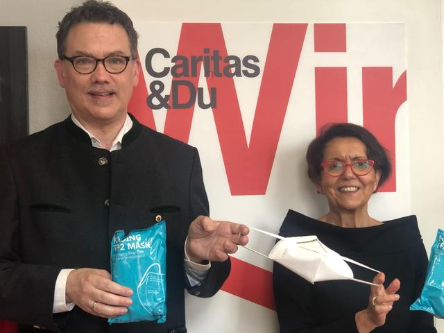 Walter Strobl übergibt die Masken an Frau Dir. Mag. Edith Pinter (Caritas Burgenland)
