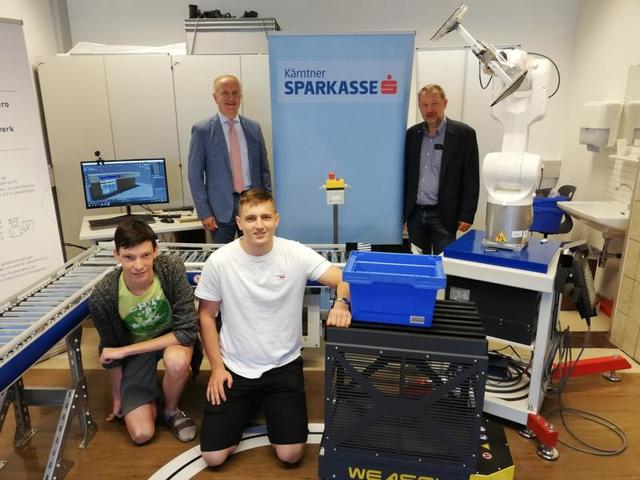 Leiter der Kärntner Sparkasse Wolfsberg Georg Kohler und Direktor Jürgen Jantschgi (hinten von links) mit den Schülern Dennis Kaspar (links) und Jakob Heine