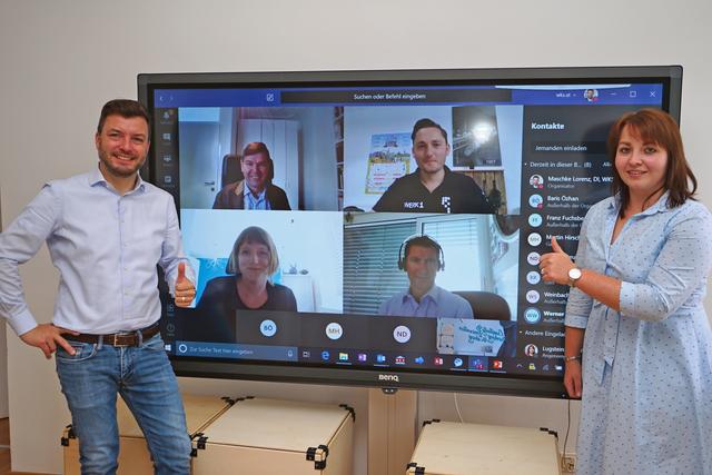 Bei der Jurysitzung: Lorenz Maschke und Katharina Lugstein (Startup Salzburg/WKS) mit den zugeschalteten Juroren (im Uhrzeigersinn beginnend oben links) Werner Wutscher (Geschäftsführer Venture Scouting), Robert Richter (Head of Start-ups & Incubation Werk 1 München), Franz Fuchsberger (Senior Investor eQVenture) und Simone Weinbacher-Traun (aws).