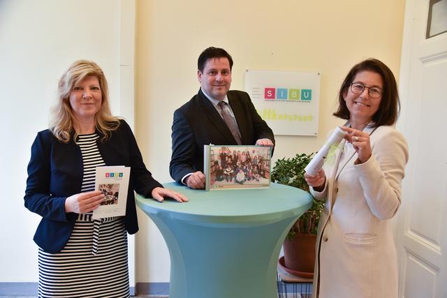 Bürgermeister Dipl.-Ing. Stefan Szirucsek gratulierte Mag. Sabine Halper-Novoszad und May-Britt Alróe-Fischer herzlich.