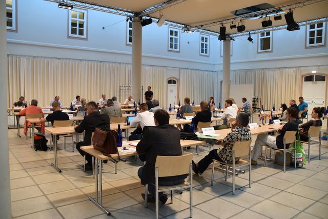 Einstimmiger Beschluss im Atrium: Stadt kauft Zollamtsgebäude.