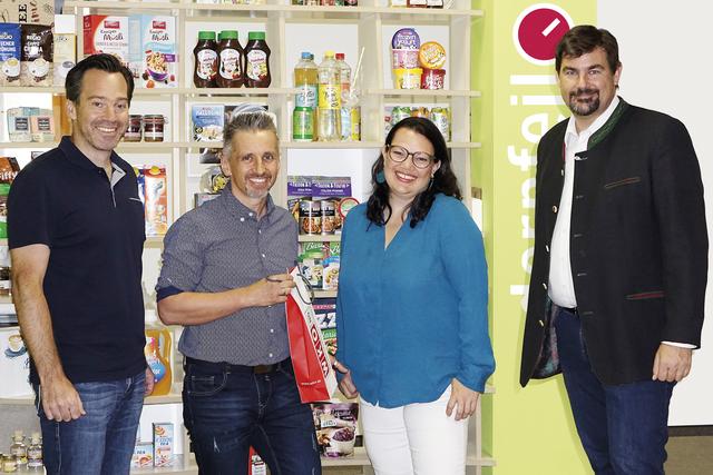 Außenstellenobmann Andreas Kirnberger, Peter und Claudia Pfeil, sowie Bürgermeister Stefan Steinbichler bei "derpfeil".