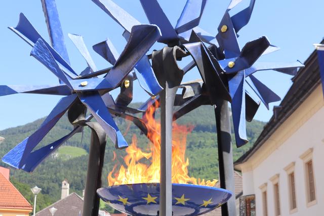 Die Skulptur "Europa wächst zusammen" wurde im Rahmen einer EU-Erweiterung in Ybbsitz geschmiedet. Dieser Entwurf von Prof. Alfred Habermann wurde als Gemeinschaftsarbeit unter Beteiligung von internationalen Schmieden zum Schmiedefest FERRACULUM im Jahr 2002 umgesetzt. | Foto: Leo Lugmayr