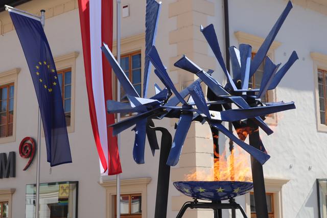 Die Skulptur "Europa wächst zusammen" wurde im Rahmen einer EU-Erweiterung in Ybbsitz geschmiedet. Dieser Entwurf von Prof. Alfred Habermann wurde als Gemeinschaftsarbeit unter Beteiligung von internationalen Schmieden zum Schmiedefest FERRACULUM im Jahr 2002 umgesetzt. | Foto: Leo Lugmayr