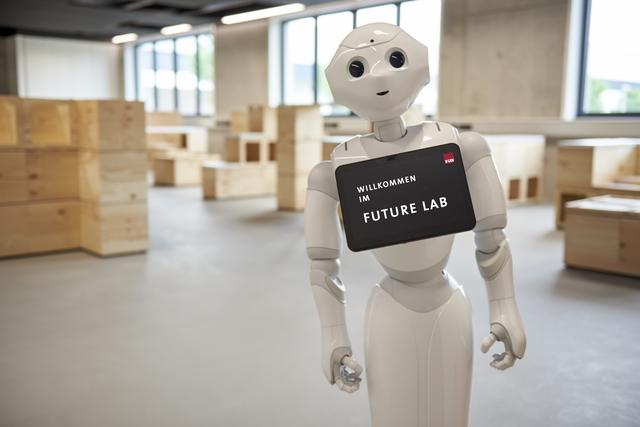 Roboter Pepper ist bereit für den Startschuss des Future Lab Innviertel. | Foto: Fill
