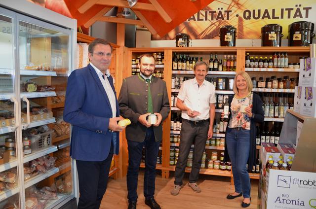 Die VP-Landtagsabgeordneten Georg Ecker (l.) und Gertraud Scheiblberger (r.) überzeugten sich vor Ort von dem umfangreichen Angeboten des Bauernladens im Lagerhaus Rohrbach-Berg.

V. l.: Landtagsabgeordneter Georg Ecker, Geschäftsführer Martin Obernberger, Bürgermeister Franz Rauscher und Landtagsabgeordnete Gertraud Scheiblberger.
  | Foto: Foto: OÖVP / Gierlinger