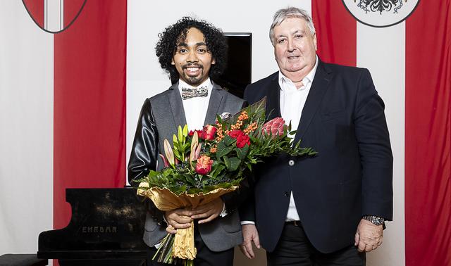 Andri Joël Harison (li.) mit Bezirksvorsteher Paul Stadler.
