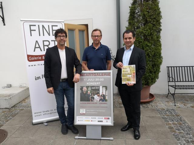 Bernhard Schneider (Organisator), Martin Lutz (Leiter der FineArt Galerie), und Andreas Rauscher (Stadtrat für Bildung und Kultur).