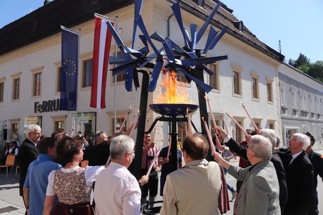 Die Ehrengäste und Vertreter der Ybbsitzer Vereine entzünden das Feuer für Europa als Zeremoniell für die Eröffnung des Schmiedefestes FERRACULUMconnected und die Ausstellung der 32 international eingereichten Schmiedearbeiten.