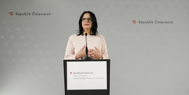 Die neue Staatssekretärin für Kunst und Kultur Andrea Mayer stellte sich vergangenen Freitag vor. Am vergangenen Freitag habe man die wichtigsten Vertreter der Kunst- und Kulturbranche bereits zu einem Dialog eingeladen, erklärte sie heute, Montag.
