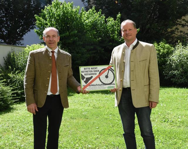 Mit der neuen Infotafel „Bitte nicht betreten oder befahren“, die im Bauernbund-Shop um 10 Euro erhältlich ist, will der OÖ. Bauernbund auf diese Gegebenheiten aufmerksam machen: Agrar-Landesrat und Bauernbund-Landesobmann Max Hiegelsberger und Bauernbund-Landesdirektor Wolfgang Wallner (v. l.).