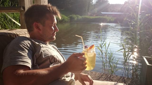 Oliver Wolf genießt die Nachmittags-Sonne mit einem "Mai Taich" Cocktail in der "Teich Taverne"
