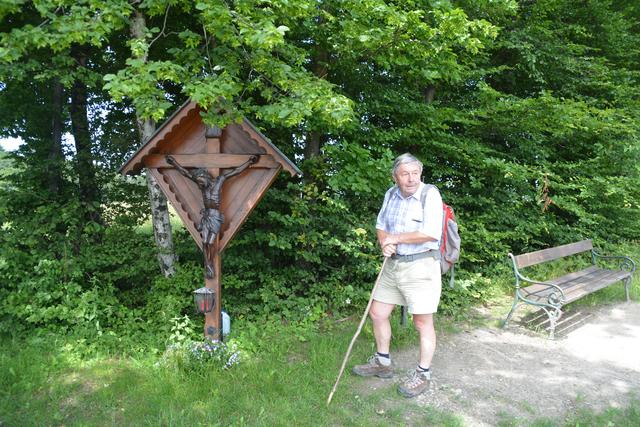 Walter Mayr beim Gipfelkreuz auf der Freithöh in Purgstall