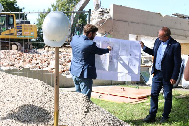 Oliver Fischeneder, Hochbau-Sachbearbeiter der Stadtgemeinde Braunau, und Bürgermeister Johannes Waidbacher (re.) erklären die Details für den neuen Kindergarten in der Braunauer Neustadt.