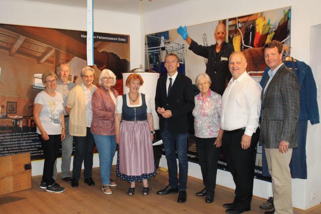 Gleichzeitig findet auch die Ausstellung "Farben. Färben. Staunen" statt