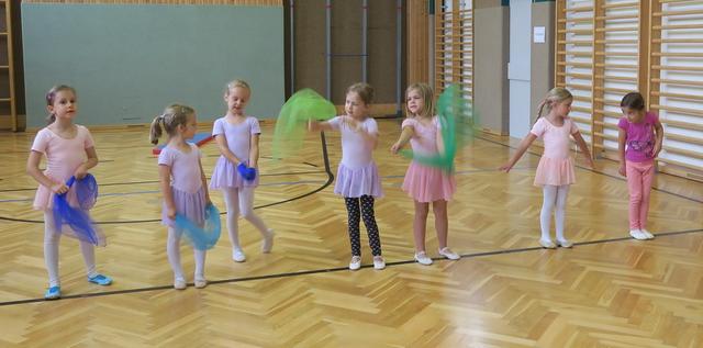 ... Schmetterlinge fliegen und haben Spaß!