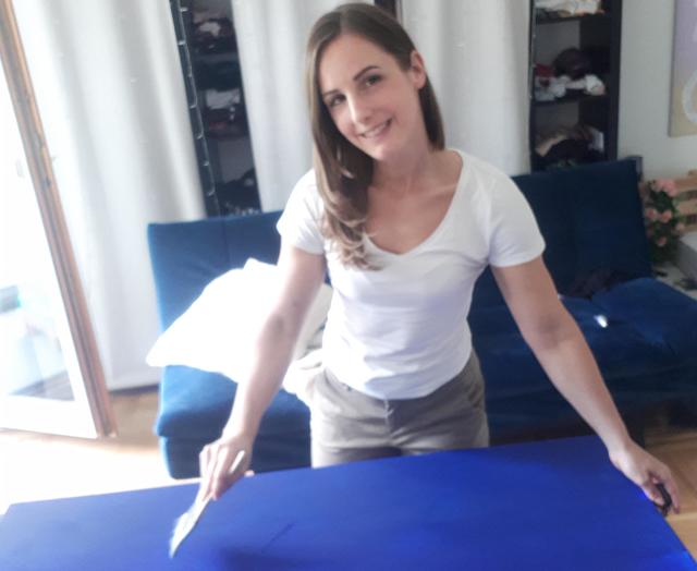 Die Künstlerin in ihrem Heim-Atelier.