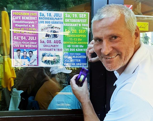 Ludwig Schneider bei der Arbeit.
Hier beim Platzieren des Sommer/Herbst 2020 Veranstaltungsprogrammes von Manfred Schein, Wirt vom Cafe Benedikt. | Foto: Schneider / Pössenbacher