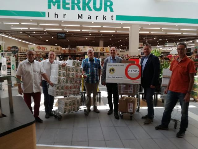 Der Lions-Club sowie der Merkur-Markt übergaben kürzlich eine Spende an die Braunauer Tafel.