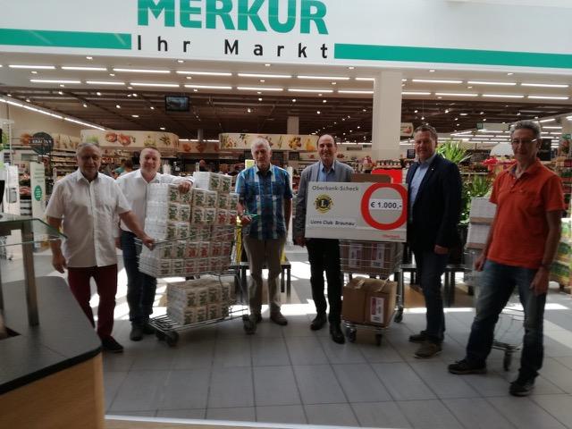 Der Lions-Club sowie der Merkur-Markt übergaben kürzlich eine Spende an die Braunauer Tafel.  | Foto: Lions Club Braunau