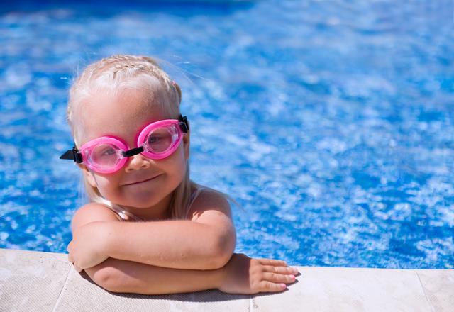 Baden im Sommer ist auch für kleinere Kinder ein großer Spaß, Eltern sollten aber immer in der Nähe des Pools bleiben.