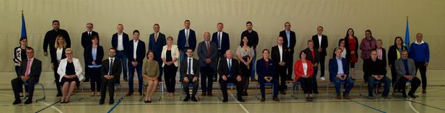 Der versammelte Gemeinderat posierte mit einem gewissen Abstand fürs Gruppenfoto.