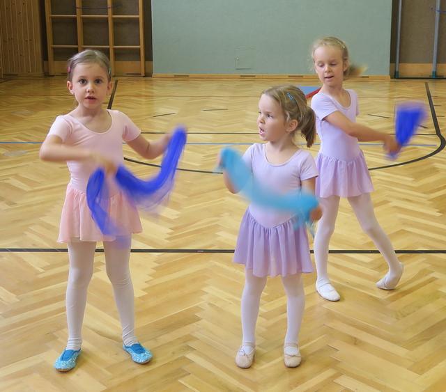 ... das Wasser fließt in klarem BLAU .....