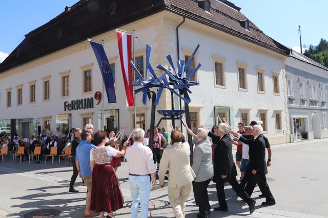 Die Ehrengäste und Vertreter der Ybbsitzer Vereine entzünden das Feuer für Europa als Zeremoniell für die Eröffnung des Schmiedefestes FERRACULUMconnected und die Ausstellung der 32 international eingereichten Schmiedearbeiten. | Foto: Leo Lugmayr