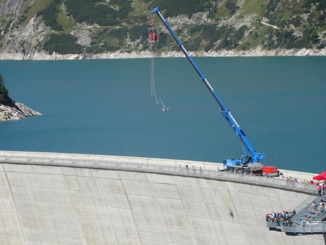 Bungy-Sprung aus 165 Metern Höhe